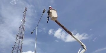 Operarios de Corpoelec rehabilitan alumbrado público en la avenida Rotaría de San Cristóbal