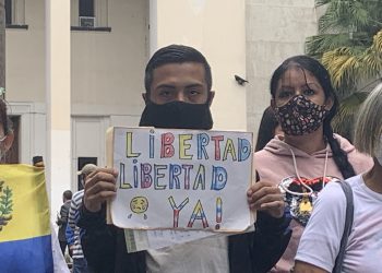 Los que piden justicia: reclama medida de libertad para su mamá mientras cría sólo sus dos hermanitas