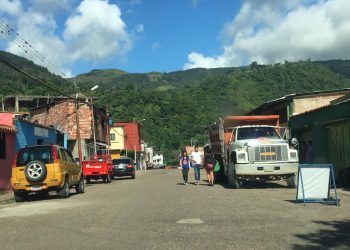 Conviven sin luz, sin agua y gas en el Barrio Genaro Méndez de San Cristóbal 