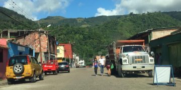 Conviven sin luz, sin agua y gas en el Barrio Genaro Méndez de San Cristóbal 