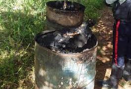 Hallan dos cadáveres quemados dentro de pipas