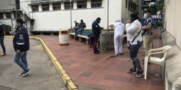 Hasta tres días esperan por información de pacientes con COVID-19 en el Hospital Central