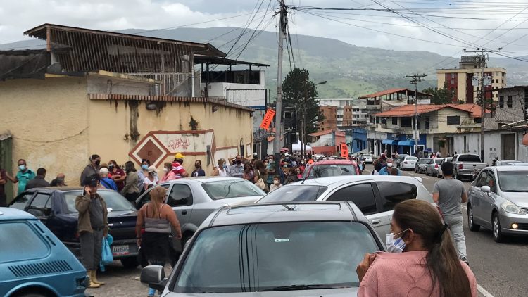  El miércoles 9 de junio se registraron largas colas a las afueras del Hospital Oncológico de San Cristóbal para jornada de vacunación contra el COVID-19. Mariana Duque