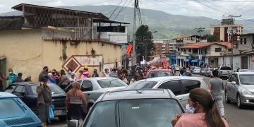 Largas colas y aglomeración a las afueras del Hospital Oncológico en jornada de vacunación contra el COVID-19