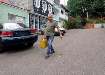 Cargan baldes de agua en El Pasaje Pirineos de Barrio Obrero ante ausencia del servicio