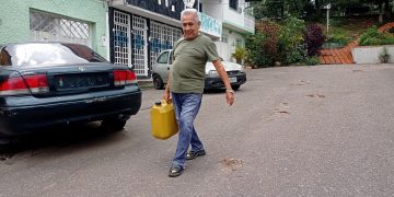 Cargan baldes de agua en El Pasaje Pirineos de Barrio Obrero ante ausencia del servicio