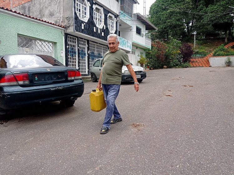 El señor Gerson Velasco moviliza el agua recolectada a su hogar / Luzfrandy Contreras