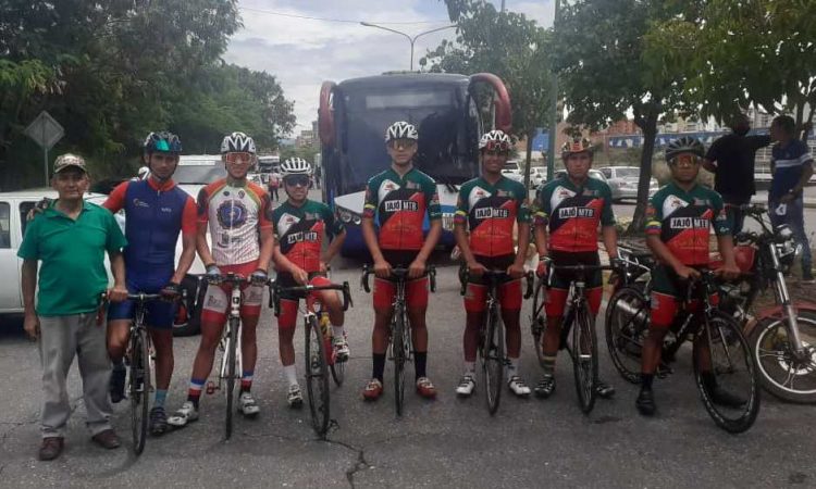 El equipo Jajó-Indet-Trujillo posa junto a Carlos Torres y la escuadra de La Guacamaya