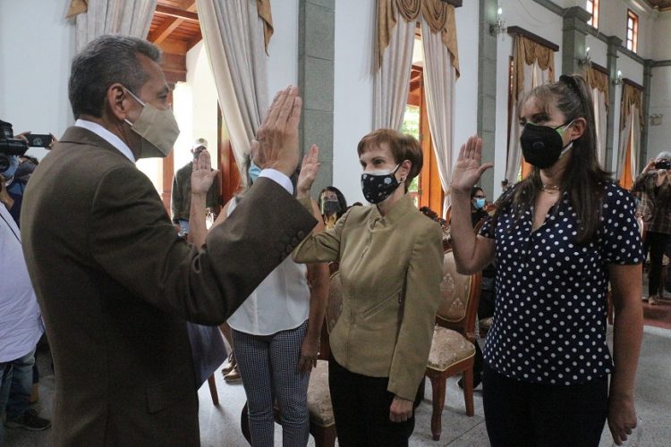 Gobernador de Mérida toma juramento a la nueva Directiva del IAHULA. Foto institucional