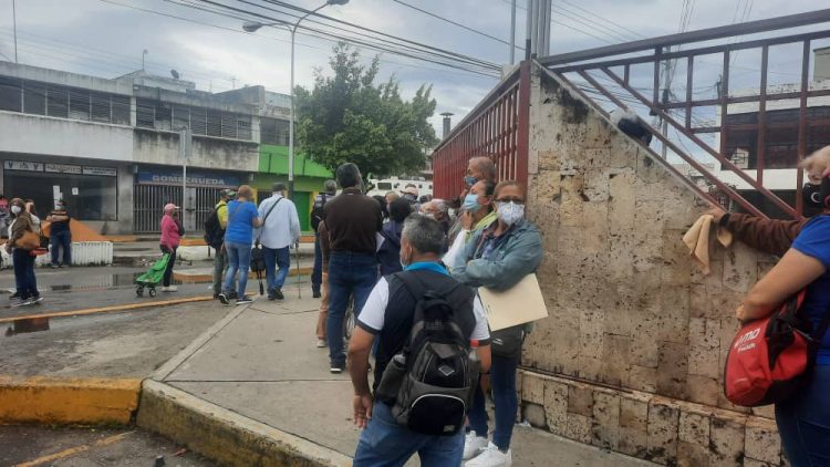 Cola de personas con enfermedades crónicas se mantuvo en la avenida Venezuela de San Antonio