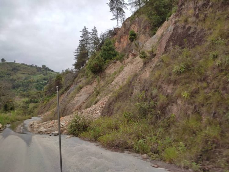 Vía hacia Niquitao con fugas de agua, huecos y deslaves por doquier