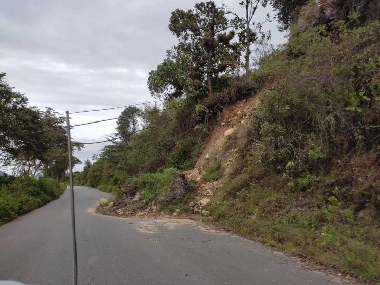 Vía hacia Niquitao con fugas de agua, huecos y deslaves por doquier