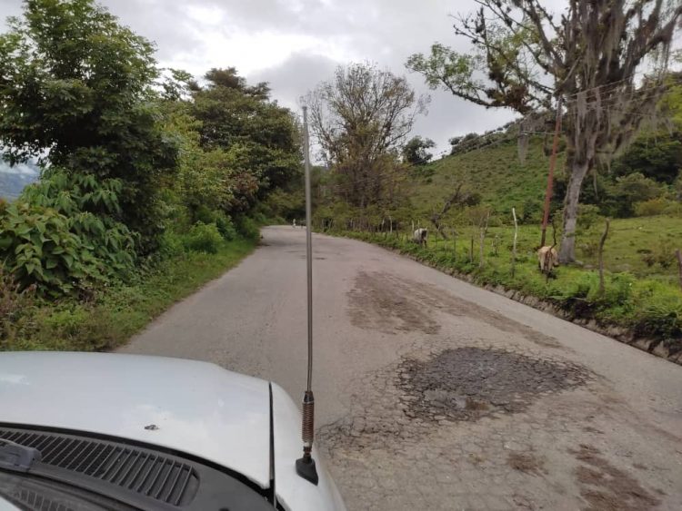 Vía hacia Niquitao con fugas de agua, huecos y deslaves por doquier