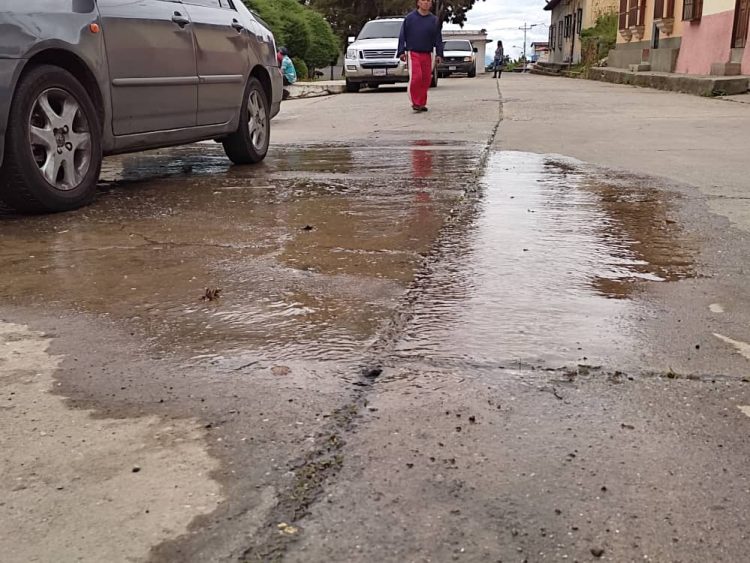 Vía hacia Niquitao con fugas de agua, huecos y deslaves por doquier
