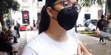 La educación en extrema pobreza mientras se reparan tanques de guerra