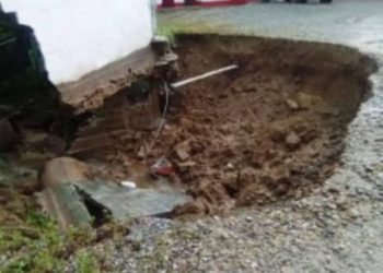 Desbordamiento del drenaje de PDVSA afectó a viviendas y comercio en el Km. 15