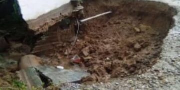 Desbordamiento del drenaje de PDVSA afectó a viviendas y comercio en el Km. 15