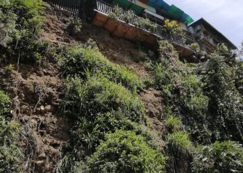 Podría desplomarse talud en la carretera vieja La Vega de Zumba