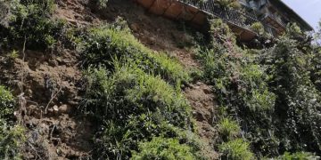 Podría desplomarse talud en la carretera vieja La Vega de Zumba