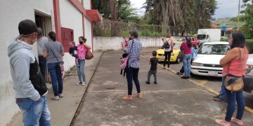 Boconeses acuden al Asic para conocer cuándo serán vacunados