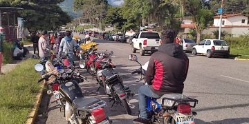 Boconeses continúan esperando surtido de combustible.