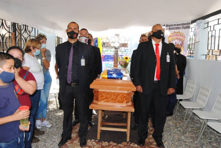 Las exequias previas al acto de inhumación, del inspector agregado Jesús Albero Suárez Torres.