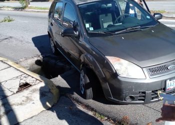 Tapa de alcantarilla traga vehículos en la avenida Urdaneta será instalada por la Alcaldía