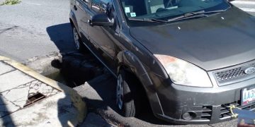 Tapa de alcantarilla traga vehículos en la avenida Urdaneta será instalada por la Alcaldía