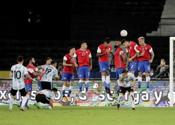 1-1. Argentina y Chile empatan en el debut con goles de Messi y Vargas
