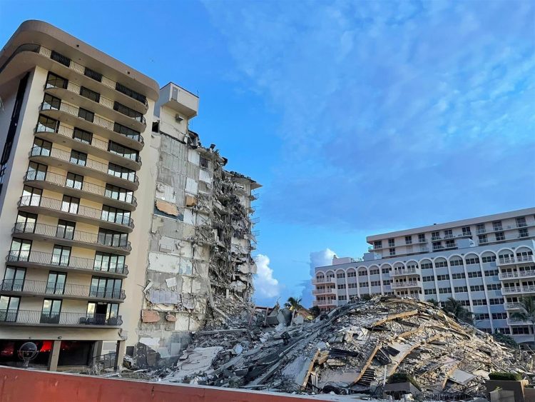 Fotografía divulgada hoy por el Departamento de Bomberos del Condado de Miami-Dade donde se muestra los escombros de parte del edificio de 12 pisos derrumbado en la ciudad de Surfside, al norte de Miami Beach, Florida (EE.UU.). EFE/Bomberos De Miami-Dade