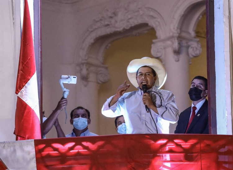 El candidato izquierdista Pedro Castillo (c) se dirige a sus seguidores el 12 de junio en la sede de su partido Perú Libre, en Lima (Perú). EFE/ Stringer