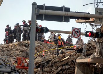 Aumentan a diez los muertos por el derrumbe en Miami y prometen una «investigación completa»