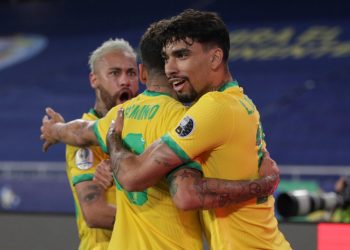 Brasil remontó y venció con polémica 2-1 a Colombia y aseguró el primer puesto