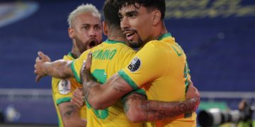 Brasil remontó y venció con polémica 2-1 a Colombia y aseguró el primer puesto