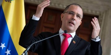 Venezuela rechaza la decisión «unilateral» de Colombia de abrir fronteras