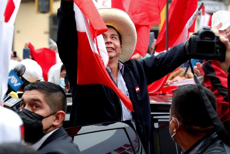 El candidato presidencial Pedro Castillo celebra junto a sus simpatizantes tras el reciente recuento de votos de las elecciones presidenciales, hoy, en las calles de Lima (Perú). EFE/ Paolo Aguilar