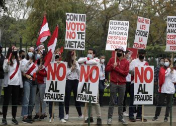 Entre gritos de fraude y pedidos de calma, Perú mantiene la tensión extrema