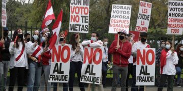 Entre gritos de fraude y pedidos de calma, Perú mantiene la tensión extrema