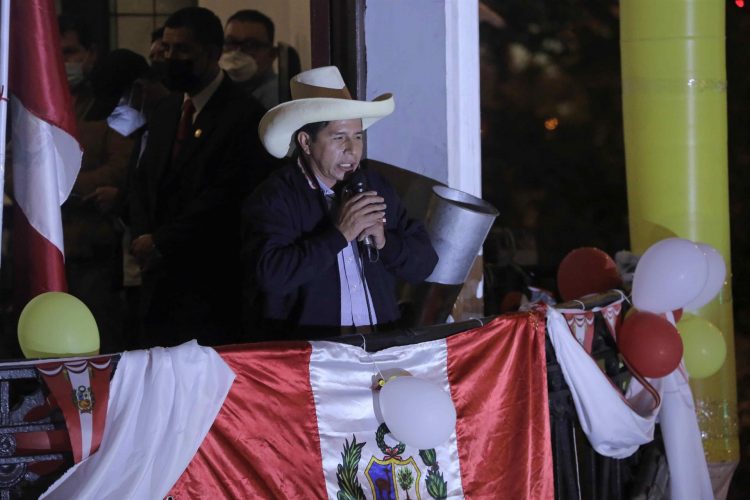 El candidato presidencial Pedro Castillo habla ante sus seguidores mientras se esperan los resultados electorales el 7 de junio de 2021 desde su local de campaña en Lima (Perú). EFE/ Harold Mejía