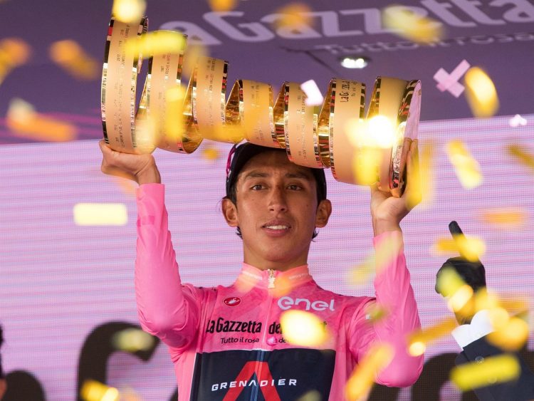El ciclista colombiano Egan Bernal celebra tras ganar el Giro de Italia, el 30 de mayo de 2021. EFE/EPA/LUCA ZENNARO