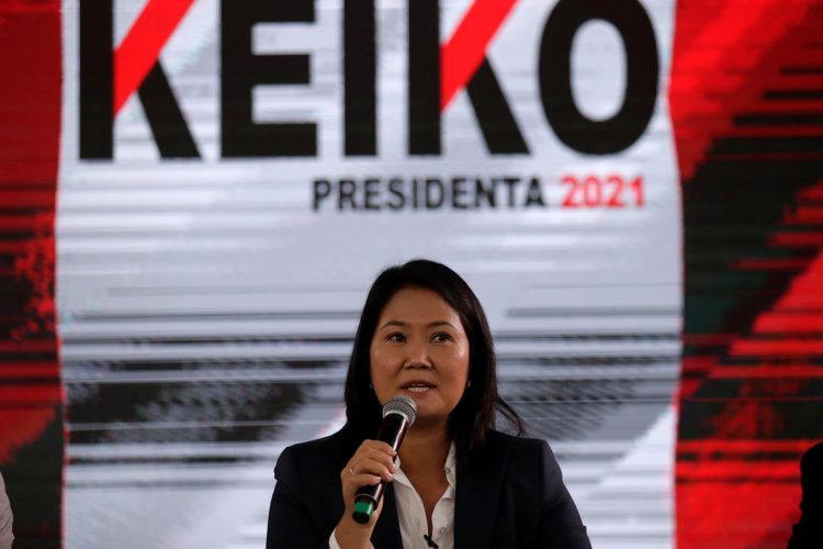 La candidata a la presidencia de Perú por el partido Fuerza Popular, Keiko Fujimori (c), habla durante una rueda de prensa con periodistas extranjeros, este 12 de junio de 2021, en Lima (Perú). EFE/Paolo Aguilar
