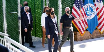 Harris se reúne con niñas migrantes y visita un puerto de entrada en la frontera con México