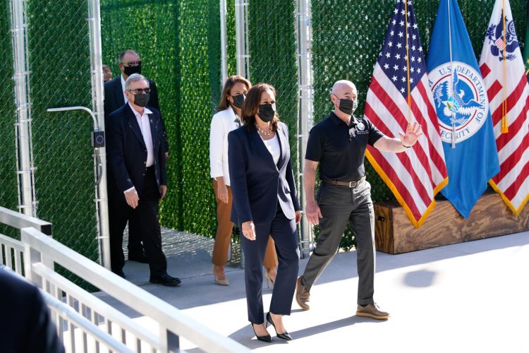 La vicepresidenta de EE.UU., Kamala Harris (c), y el secretario de Seguridad Nacional estadounidense, Alejandro Mayorkas (d), visitan un centro de detención de inmigrantes de la Patrulla Fronteriza en El Paso,, Texas, este 25 de junio de 2021. EFE/Yuri Gripas/Pool