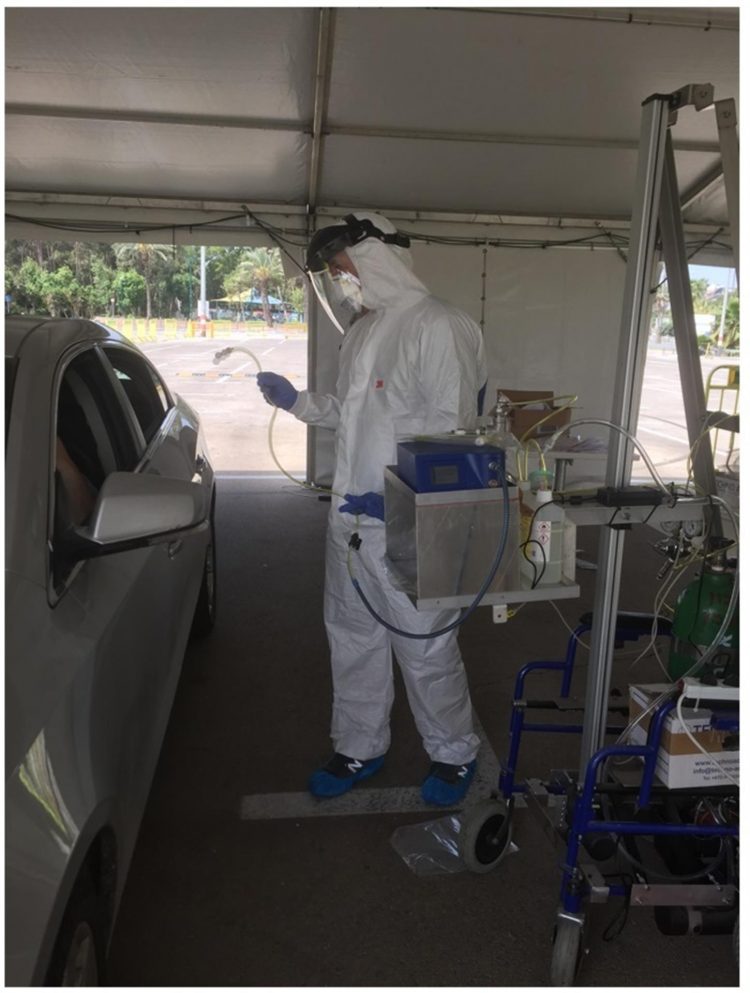 Para probar la hipótesis de que la infección por SARS-CoV-2 está asociada a un olor corporal detectable por una eNose, los investigadores hicieron sus experimentos en una estación de pruebas covid en la que los 500 participantes no tuvieron que bajar del coche, en Tel Aviv.EFE/Kobi Snitz.