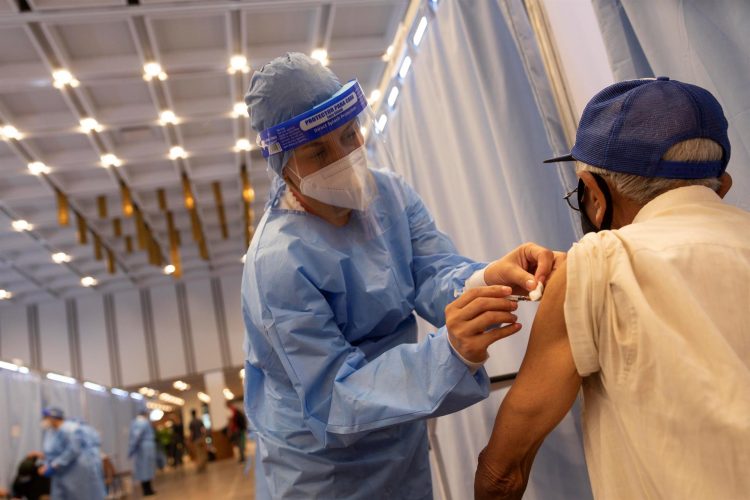 Una enfermera aplica una dosis de la vacuna contra el coronavirus Sputnik V a un hombre en el Hotel Alba de Caracas (Venezuela). EFE/Rayner Peña R/Archivo