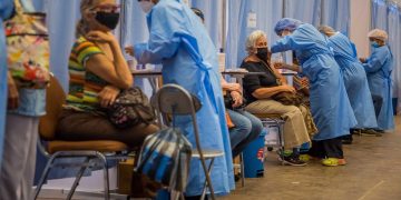 Entre el desorden y la buena suerte, avanza la vacunación en Venezuela