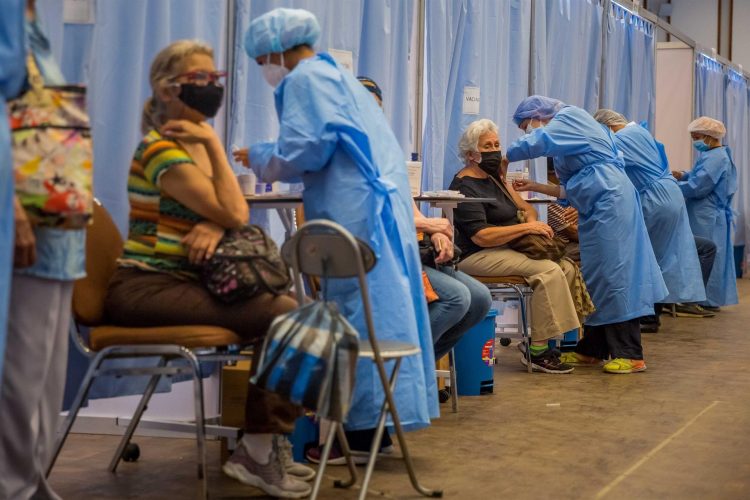 Personal sanitario participa en una jornada de vacunación contra la covid-19, el 2 de junio de 2021 en Caracas (Venezuela). EFE/Miguel Gutiérrez