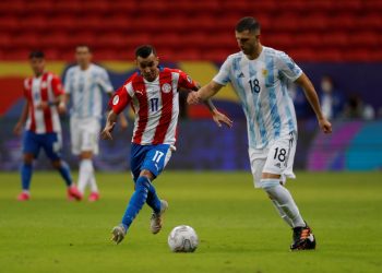 Argentina con poco fútbol venció 1-0 a Paraguay y clasificó a cuartos