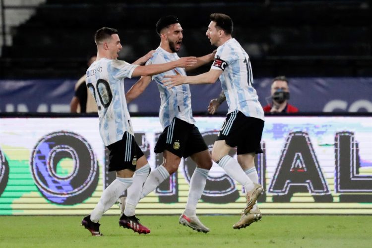 El jugador Lionel Messi (d) de Argentina celebra, el 14 de junio de2021, con sus compañeros Nicolás Martínez (c) y Giovani Lo Celso tras anotar contra Chile. EFE/Antonio Lacerda