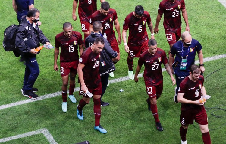 Jugadores de Venezuela se retiran de la cancha, el 13 de junio de 2021. EFE/Joedson Alves